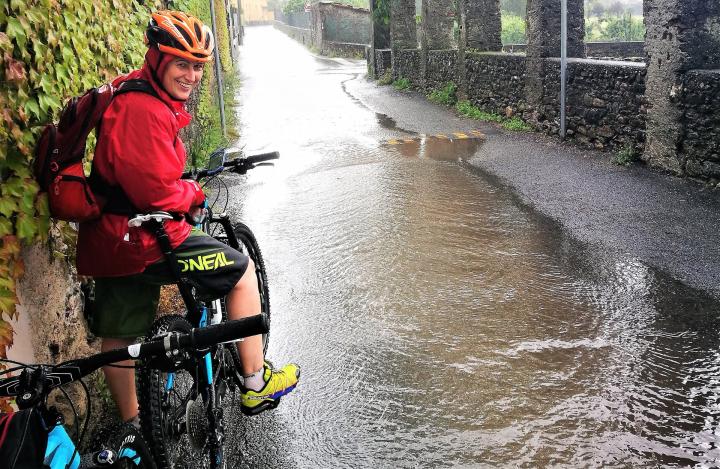in bici con taaanta pioggia