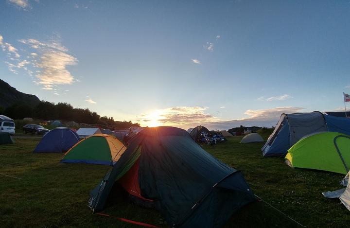 campeggio all'alba alle Lofoten