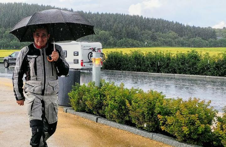 motociclista stiloso anche con la pioggia