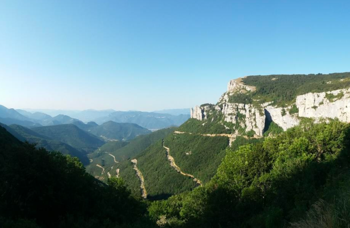 Se già arrivarci sarà un bellissimo viaggio, attraversare il Parco Naturale Regionale del Vercors, tra i dipartimenti della Drôme e dell'Isère, sarà una esperienza memorabile. Viaggeremo tra paesaggi selvaggi e grandiosi, caratterizzati da alte falesie calcaree, gole spettacolari, grotte e abissi, riserve naturali vere e proprie aree selvatiche, vallate floride, pascoli di montagna e boschi. Il Vercors vi stupirà con le sue leggendarie "Routes du Vertige", strade letteralmente intagliate nella roccia che si
