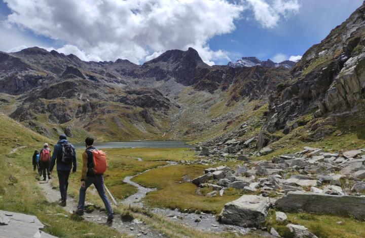Giorno 1 – Lago Bleu  Partiti dalla borgata di Chianale saliremo in uno magnifico bosco di larici per poi raggiungere una conca di origine glaciale a 2533 metri di altitudine che racchiude il lago Bleu, da cui ammirare il Monviso in tutto il suo splendore! Arrivati al lago, per chi lo vorrà, sarà inoltre possibile raggiungere il suggestivo Col de Longet, posto sul confine tra l’Italia e la regione francese dell’Ubaye.  Pranzo: al sacco Dislivello in salita: 720m Distanza complessiva: 10km    Giorno 2 – La b